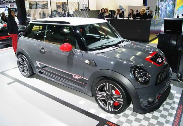 Η ανάρτηση είναι χαμηλωμένη κατά 20 χιλιοστά σε σχέση με το... απλό JCW.